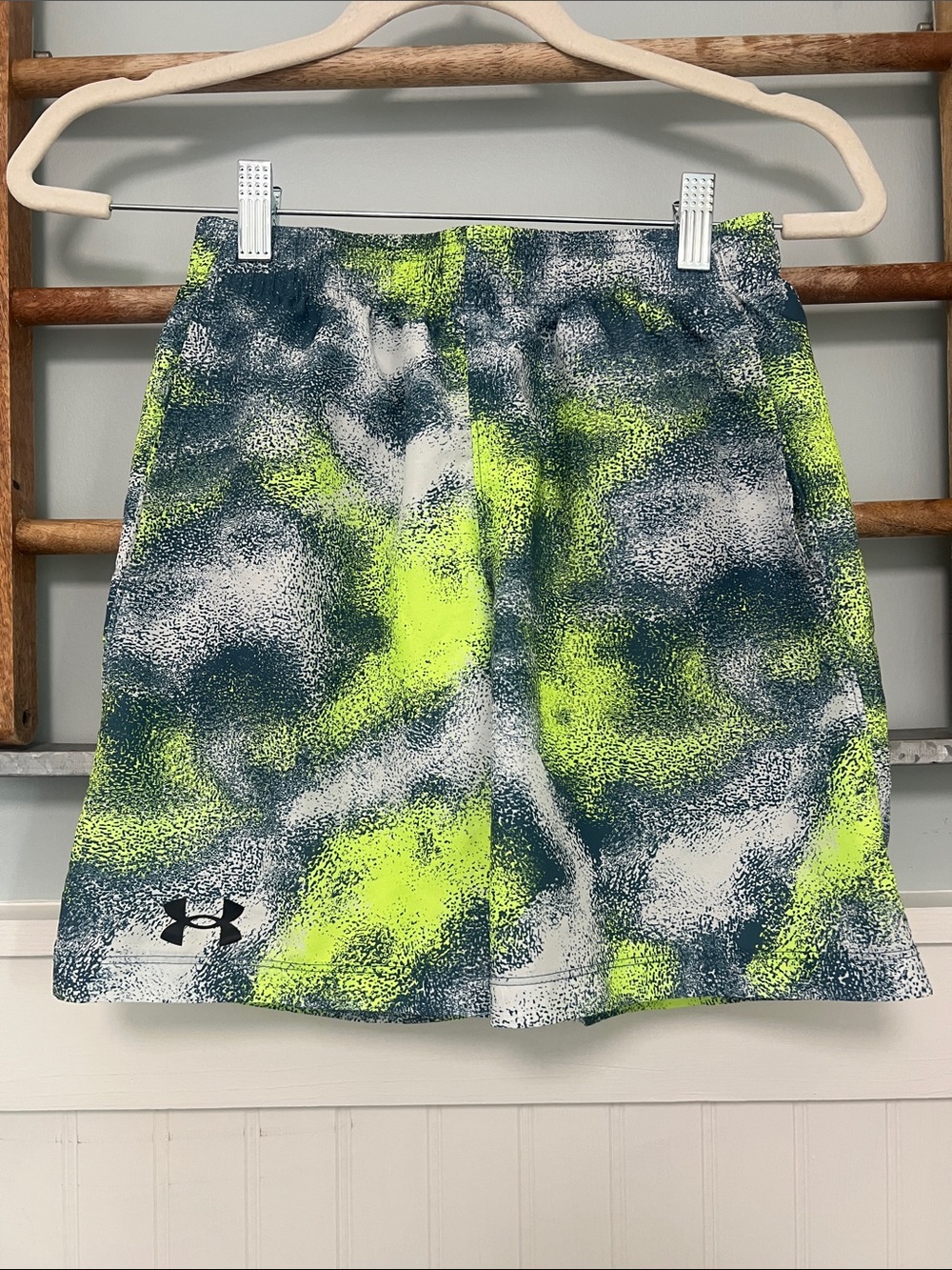 Boys under Armour, pull-up performance shorts, size youth, medium